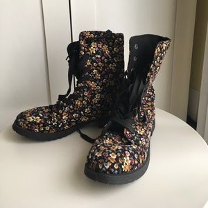 Girl's lace-up canvas boots